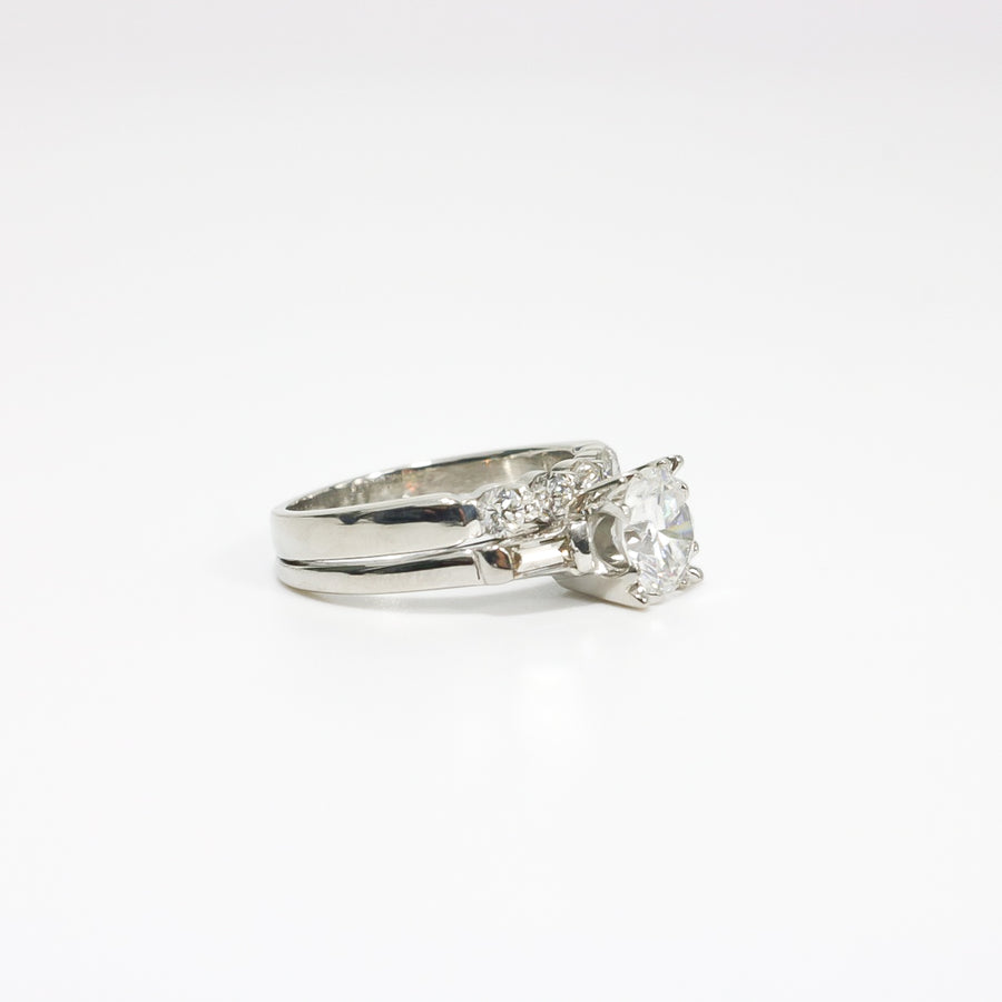 WHITE GOLD LADY'S DIAMOND RING  TWO IN ONE