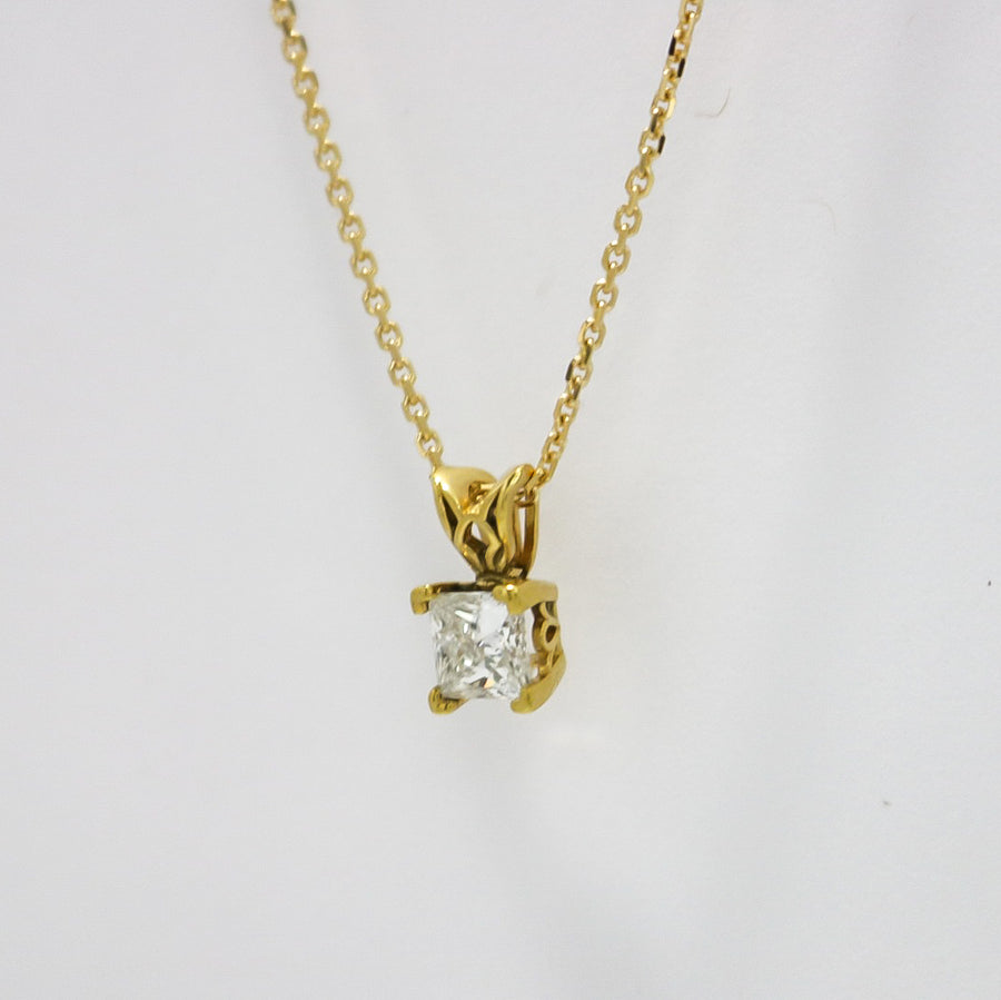 YELLOW GOLD PRINCESS CUT NATURAL DIAMOND PENDANT