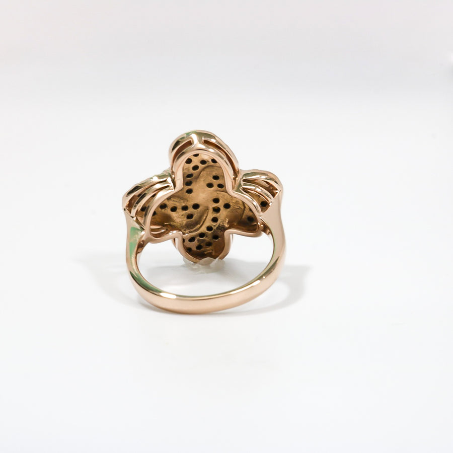 ROSE GOLD LADY'S SWIRL RING WITH BROWN AND WHITE DIAMONDS.