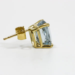 YELLOW GOLD AQUAMARINE GEMSTONE STUD EARRINGS.