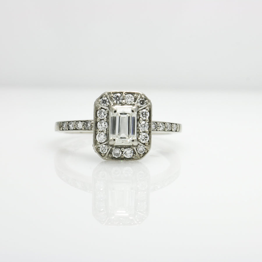 LADY'S RING WITH EMERALD CUT DIAMOND