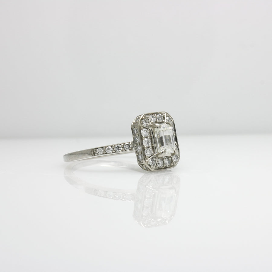 LADY'S RING WITH EMERALD CUT DIAMOND