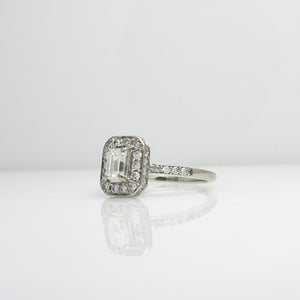 LADY'S RING WITH EMERALD CUT DIAMOND