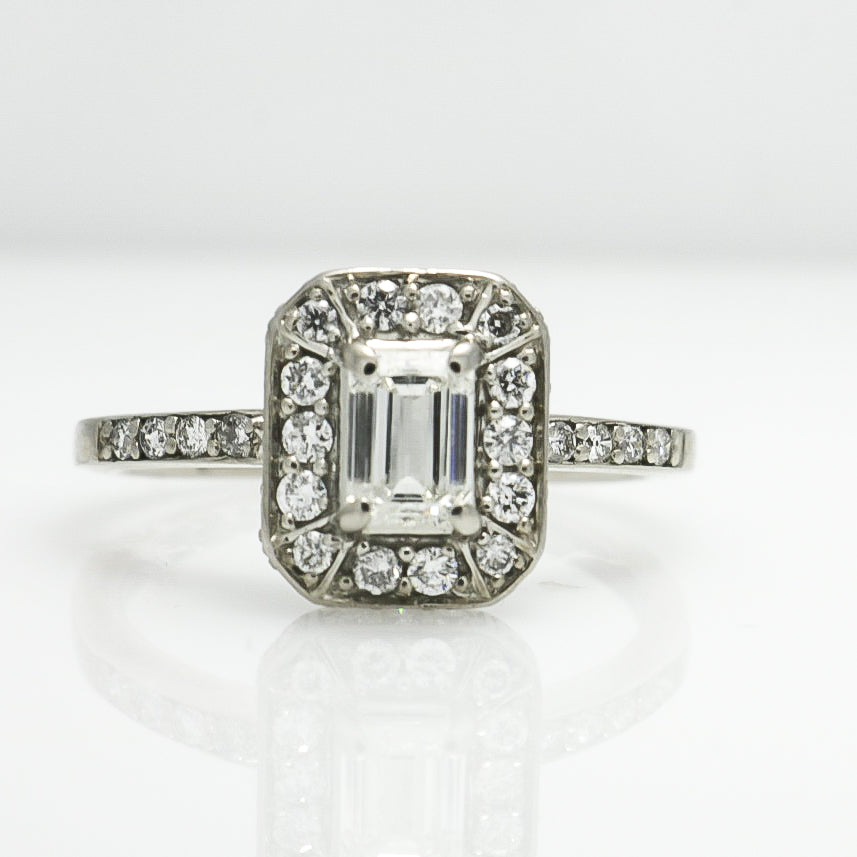 LADY'S RING WITH EMERALD CUT DIAMOND