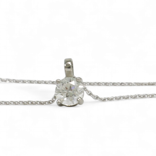 WHITE GOLD NATURAL ROUND DIAMOND PENDANT WITH NECKLACE.