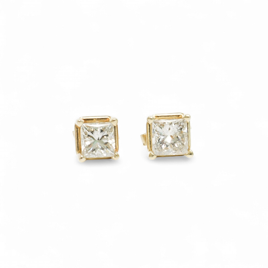 YELLOW GOLD NATURAL DIAMOND STUD EARRINGS.